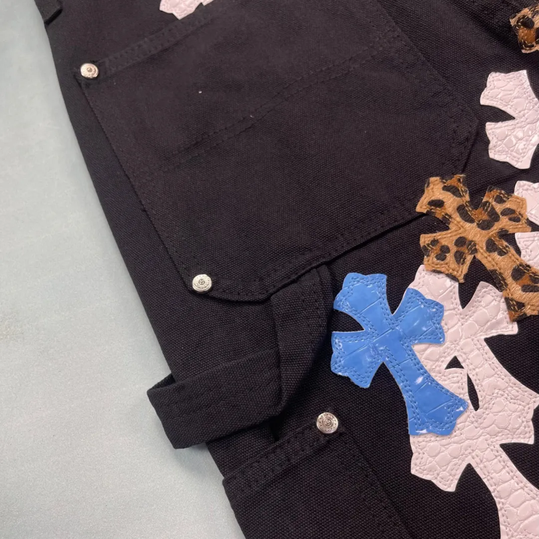🅿️290 🔘Style No.-KL171 🔘Cro Heart𝐂𝐡𝐫𝐨𝐦𝐞 𝐇𝐞𝐚𝐫𝐭 25FW CH Large Cross Snake Print Leather Work Wear Logging Jeans* It is made of beaded canvas fabric and has been washed with heavy water. The upper body has a great texture and the pants are particularly tall and straight. The whole trousers are three-dimensionally cut, and the shape is simply amazing! The hardware is custom-made by ZP. The beaded canvas is thick but soft after washing and has good breathability. There are also customized small leather labels with unique designs. The workmanship is exquisite, the wiring is neat, the details are exquisite, simple and elegant. Moreover, these pants are super cool and have a genderless style. They can be easily worn by both men and women, and they are very trendy! The matching suggestions are as follows: Cool street style: Pair the upper body with a black Crow Heart short-sleeved T-shirt, a black motorcycle leather jacket, a pair of black Martin boots, a pair of black sunglasses and a black baseball cap. The overall look is cool and handsome, and it will turn heads when walking on the street. Casual and trendy style: Wear a white loose T-shirt inside, a denim jacket on the outside, and these Crocs jeans on the lower body. Wear a pair of white sneakers on your feet and a black Crocs backpack. It is casual and trendy, suitable for daily outings or gatherings with friends. Personalized mix-and-match style: Wear a colorful graffiti shirt open, a black vest underneath, and these jeans on the lower body. Wear a pair of high-top sneakers, such as Converse's colorful models. For accessories, you can choose some metal necklaces and bracelets to create a personalized mix-and-match style, which is very suitable for music festivals or trendy parties.  Size: S M L XL XXL (28.30.32.34.36) Color: Black